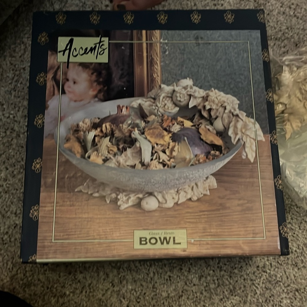 NWT vintage decorative glass/ resin bowl